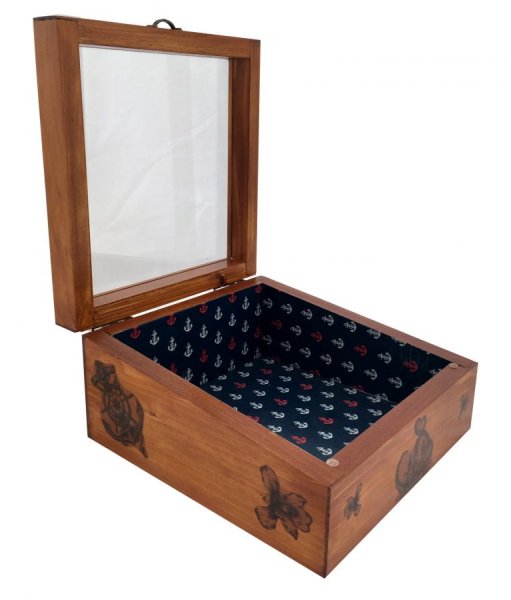 Geneigte Holzkiste mit Glasdeckel. Modell: Meeresanker.