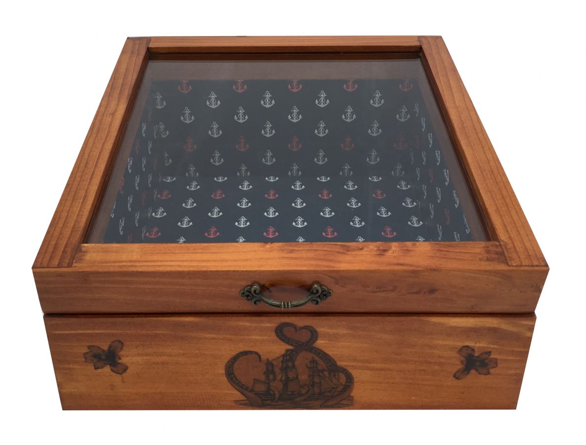 Geneigte Holzkiste mit Glasdeckel. Modell: Meeresanker.