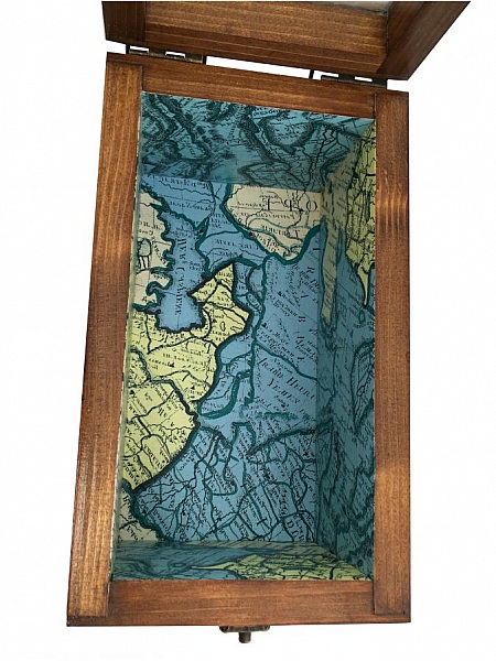 Boite en bois massif et son couvercle en verre. Model : voilier globe-trotter