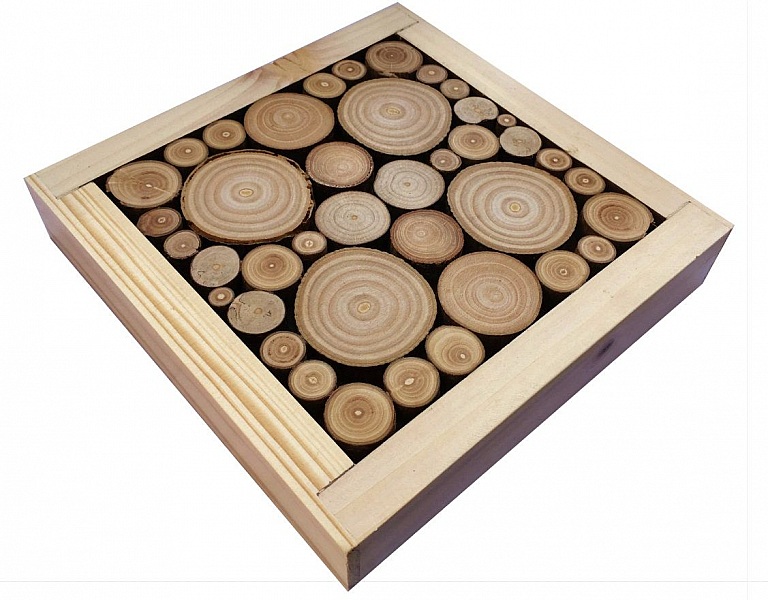 Untersetzer aus Lorbeer-/Haselnussholz, umkehrbar in Sch&auml;lchen mit Jacquard-Herzdekor