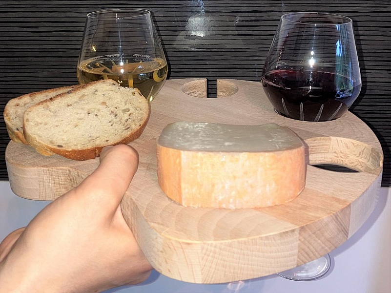 Aperitif-Schneidebrett aus nat&uuml;rlichem Buchenholz FSC Modell Katzenpfote Platz f&uuml;r 4 Gl&auml;ser mit F&uuml;&szlig;en