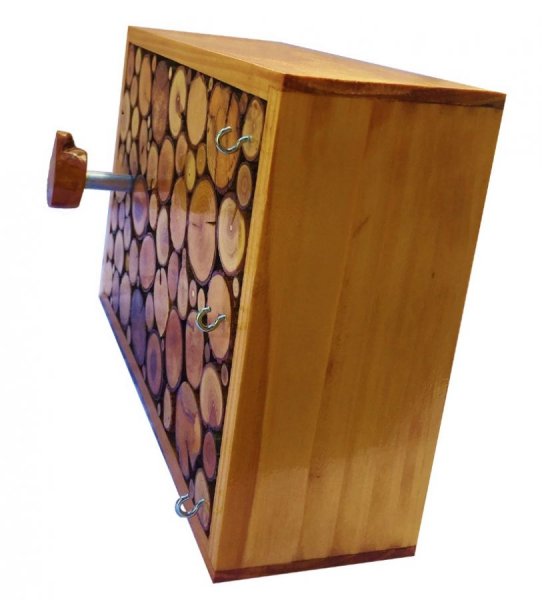 Rechteckige Wandgarderobe aus honigfarbenem Rundholz mit 1 Kleiderhaken und Schl&uuml;sselanh&auml;nger 30x20 cm