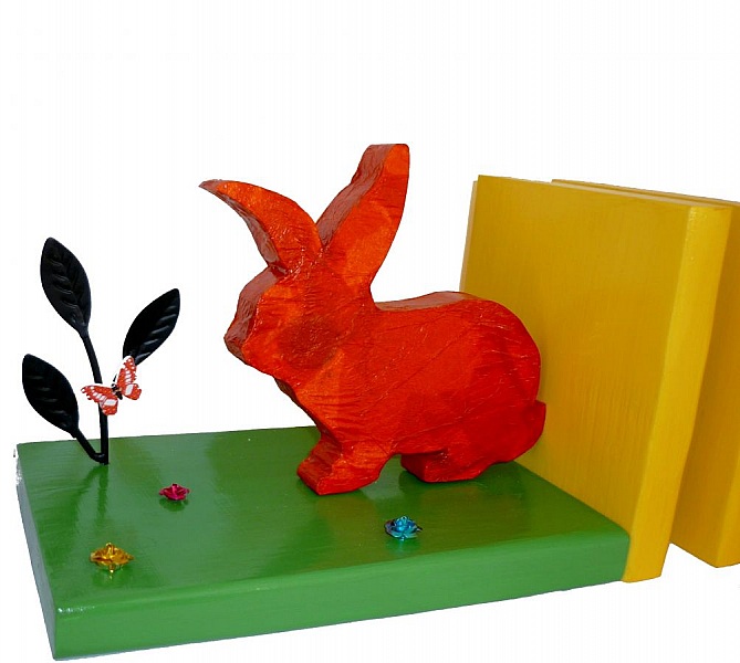 Serre-livres modernes en bois de pin avec lapins orange.