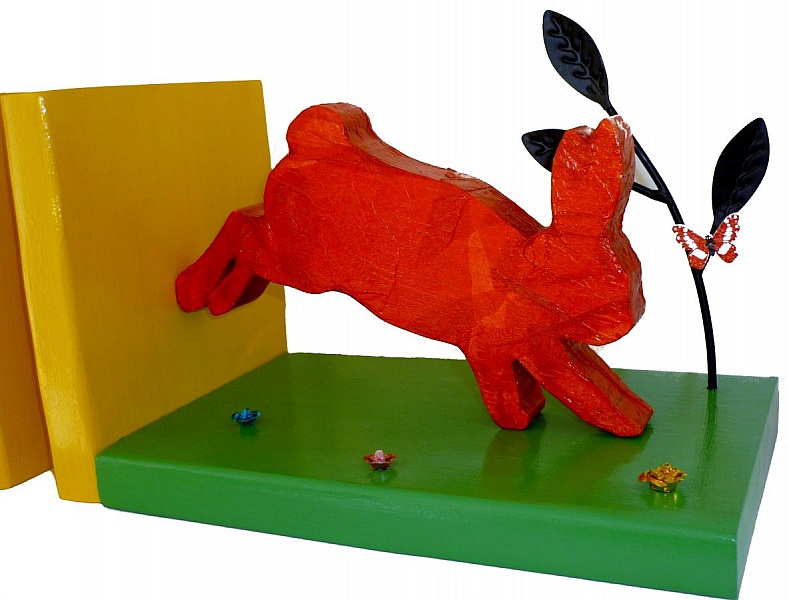Serre-livres modernes en bois de pin avec lapins orange.