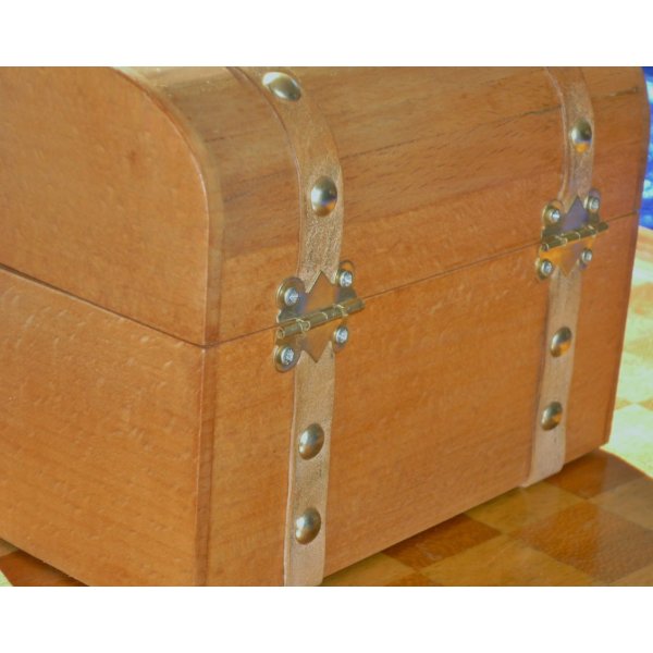 Sehr H&uuml;bsche Gebogene Truhe Aus Goldener Buche Massivholz 