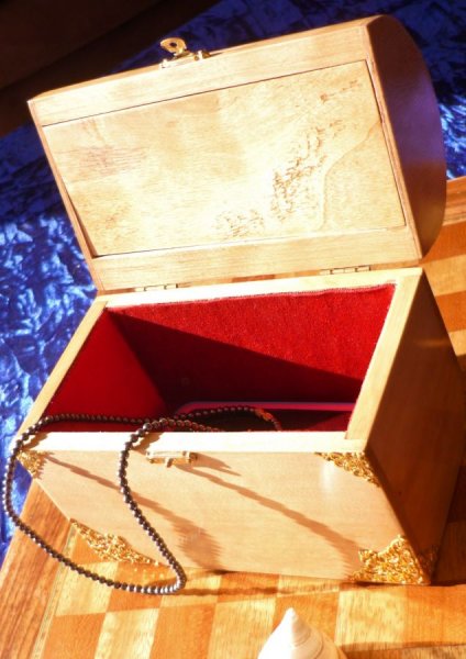 Sehr sch&ouml;ne gebogene Truhe aus marmorierter Birke, Massivholz aus den Pyren&auml;en 