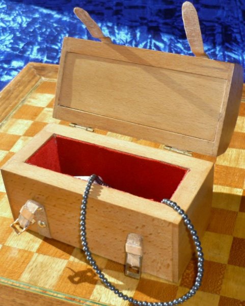 Sehr H&uuml;bsche Gebogene Truhe Aus Goldener Buche Massivholz 