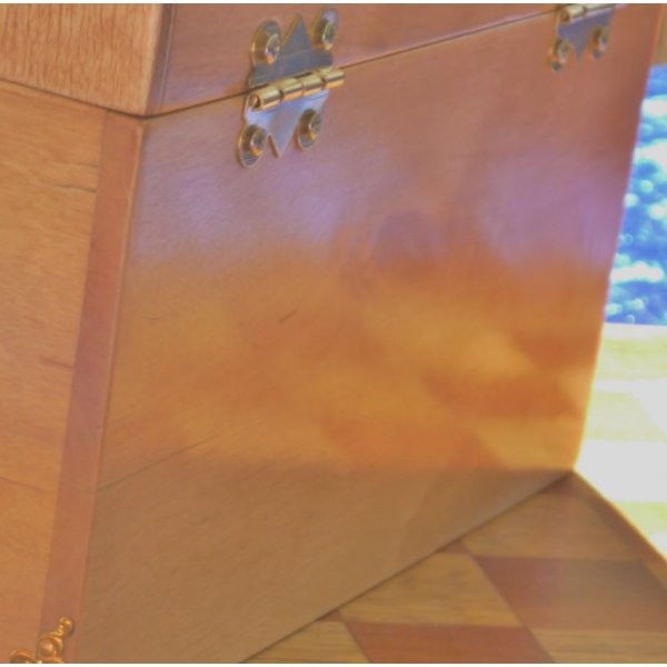 Sehr sch&ouml;ne gebogene Truhe aus marmorierter Birke, Massivholz aus den Pyren&auml;en 