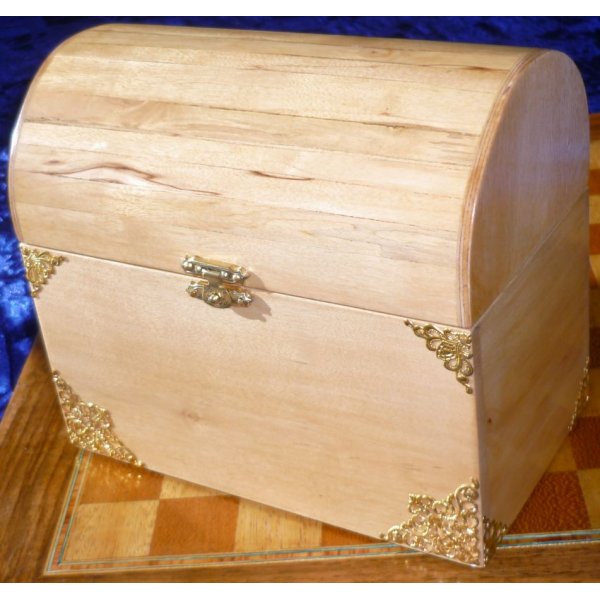 Sehr sch&ouml;ne gebogene Truhe aus marmorierter Birke, Massivholz aus den Pyren&auml;en 