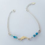 Armband mit kleinen blauen Achatsteinen und Delphin an einer Kette aus 925er Silber