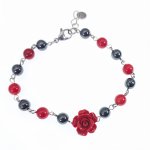 Armband aus Hämatitsteinen mit roter Rose