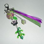 Schlüsselanhänger/Taschenschmuck gecko aus Glas mit Tonperlen mit Blumenampeln und Bändern