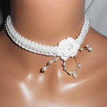 Halskette mit weißen Häkelblumen auf bestickter Fantasie-Borte mit Glasperlen