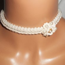 Halskette aus rohweißen Häkelblumen auf bestickter Fantasie-Borte mit Glasperlen