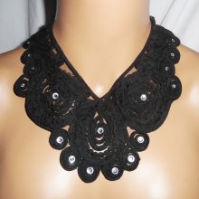 Originelle große Halskette mit Blumen aus schwarzer Spitze mit Swarovski-Kristall
