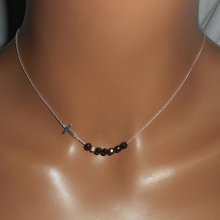 Halskette aus 925er Silber mit Kreuz und Perlen in schwarzem Kristall