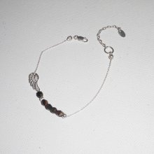 Originelles Armband mit Flügeln und Perlen in braunem Kristall an einer feinen Kette aus 925er Silber