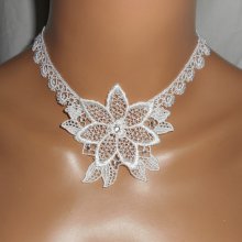 Zeremonielles Halsband Blume aus weißer Spitze mit Swarovski-Kristall