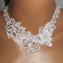 Zeremonielles Halsband mit Blume und Schmetterling aus weißer Spitze mit Swarovski-Kristall und Perlen