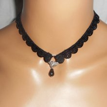 Halskette aus schwarzer Spitze mit Tropfen in böhmischem Kristall