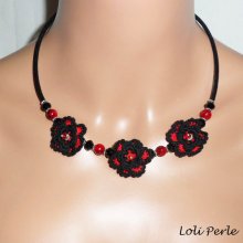 Original Halskette mit schwarzen und roten Häkelblumen, Kristall und Glasperlen