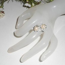 Origineller Ring aus 925er Silber mit doppelter Blume und weißen Zuchtperlen