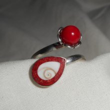 Origineller Ring aus 925er Silber mit roter Gorgonie und dem Auge von St. Lucia