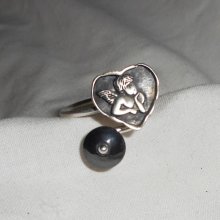 Origineller Ring aus 925er Silber mit Engel im Herz und Hämatitstein