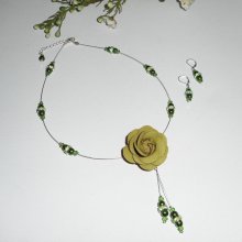 Set Halskette mit kabelgebundenem Kristall und Perlmuttglasperlen in Grün mit Lederrose