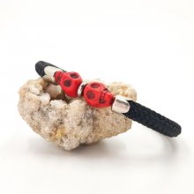 Doppeltes Totenkopf-Armband aus roten Steinen an dicker schwarzer Schnur