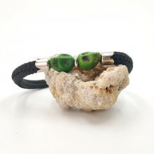 Doppeltes Totenkopf-Armband aus grünen Steinen an dicker schwarzer Schnur