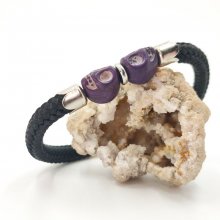Doppel-Totenkopf-Armband aus violetten Steinen an dicker schwarzer Schnur