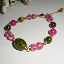 Armband aus Muranoglas und rosa und grünem Kristall an einer goldenen Stahlkette