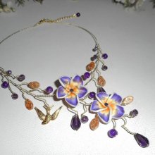 Luftige Halskette mit Hibiskusblüten und Perlen in violettem Kristall