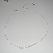 Halskette aus 925er Silber mit kleinem Flügel und weißen Kristallperlen
