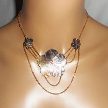 Perlmuttblume und Goldkette Halskette