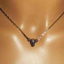 Totenkopf-Halskette an einer Kette aus rostfreiem Stahl