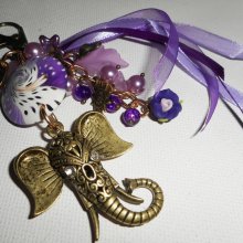 Taschen-/Schlüsselanhänger-Schmuck Elefant mit Tonperlen, Glas und lila Bändern