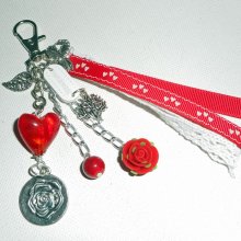 Taschenschmuck/Schlüsselanhänger Herz aus rotem Glas mit Spitze und Bändern