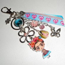 Taschen-/Schlüsselanhänger-Schmuck Frida in Rosa und Blau mit Blumen und Bändern