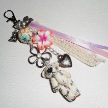 Schlüsselanhänger/Taschenschmuck Teddybär mit bunten Blumenperlen und Bändern