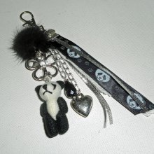 Panda-Schlüsselanhänger/Taschenschmuck mit schwarzem Nerzpompon und Bändern