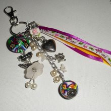 Schlüsselanhänger/Taschenschmuck Puppe weiß mit Perlen und bunten Bändern
