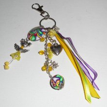 Schlüsselanhänger/Taschenschmuck Puppe gelb mit bunten Perlen und Bändern