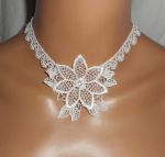 Zeremonielles Halsband Blume aus weißer Spitze mit Swarovski-Kristall