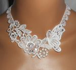 Zeremonielles Halsband mit Blume und Schmetterling aus weißer Spitze mit Swarovski-Kristall und Perlen