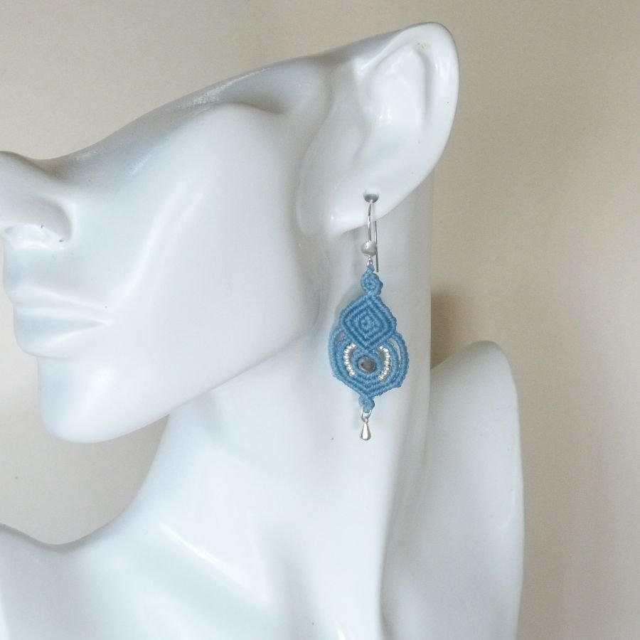 Boucles d'oreilles  bleu clair en micro-macramé avec crochets en argent 925