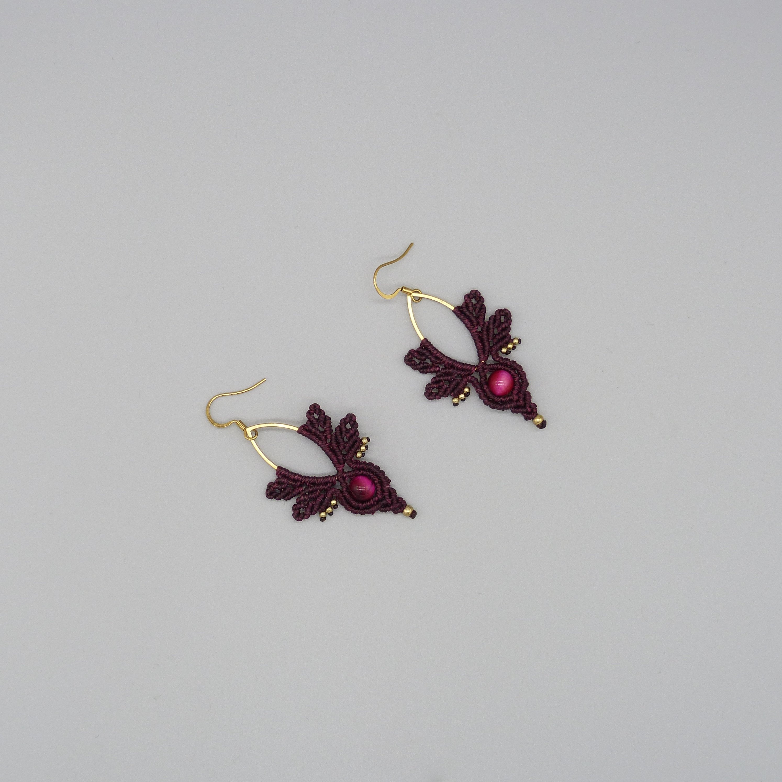 Boucles d'oreilles  en micro-macramé couleur groseille avec oeil de tigre teinté