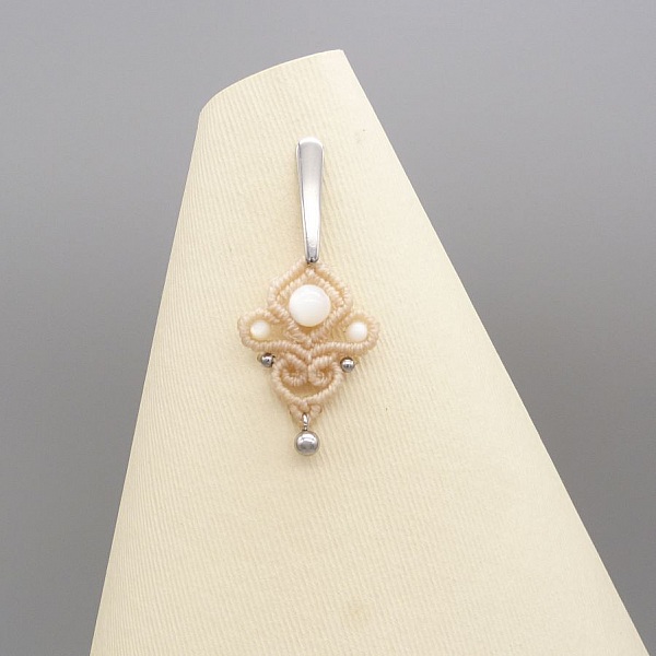 Ohrringe aus sandfarbenem Mikro-Makramee mit Perlmuttperlen