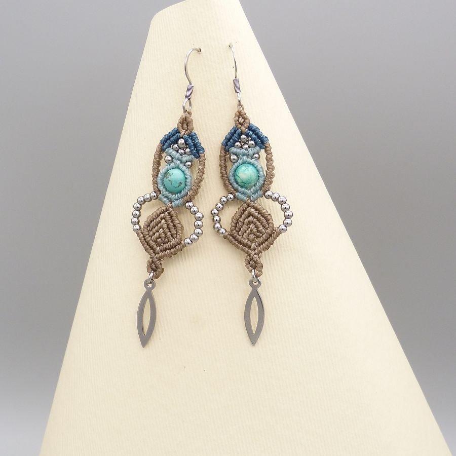 Boucles d'oreilles  en micro-macramé couleur beige, bleu